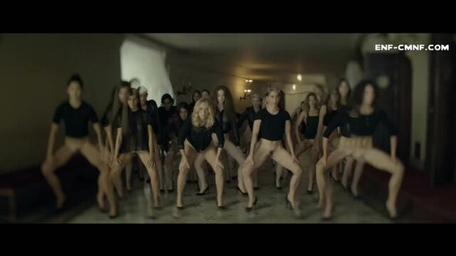 100 bottomless girls
