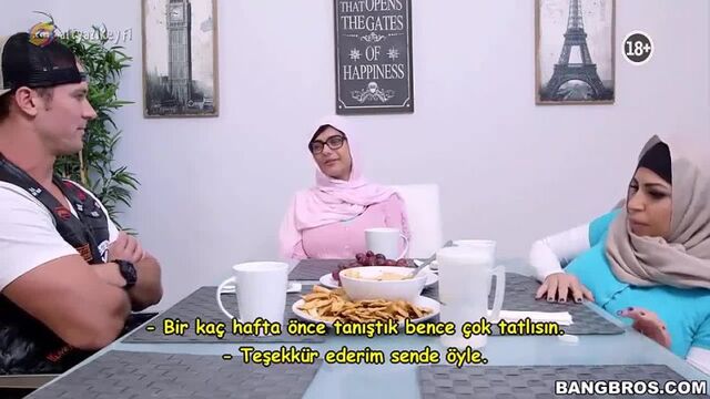 Türbanlı Üvey Anne Kızının Sevgilisini Ayartıyor (Türkçe Altyazılı)