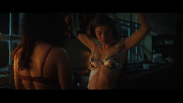 Olivia Scott Welch, Kiana Madeira, Julia Rehwald - Fear Street Part 1 1994 (2021) Оливия Уэлш, Киана Мадейра - Улица страха
