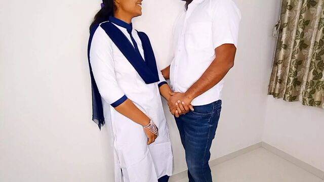 Shcool me class chutne ke baad komal ne apne boyfriend ke sath chut fat jayegi